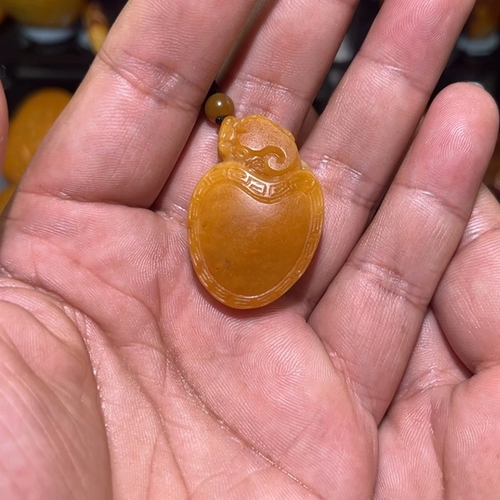 和田玉颈饰未镶嵌自**帆