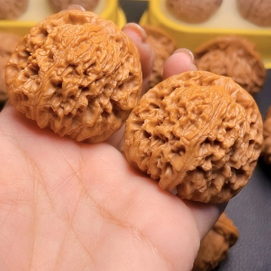 文玩核桃南疆石一对