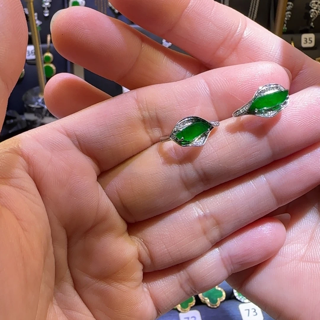 颈饰18K金镶嵌翡翠耳包