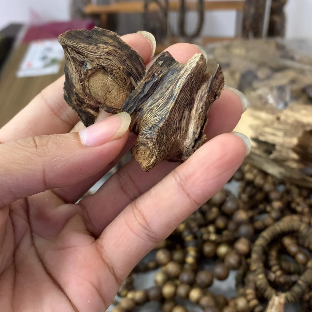 沉香碎屑沉香树丁2个