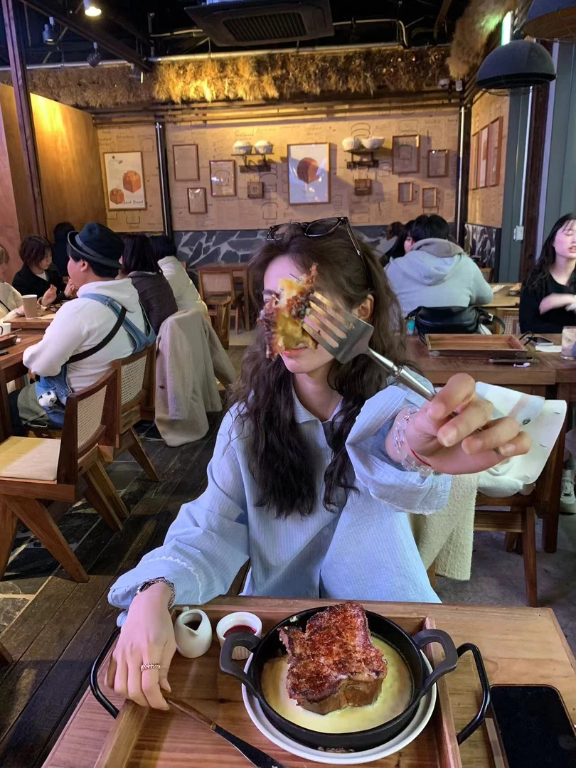 「氛围美神」娃娃领条纹拼接蕾丝衬衫