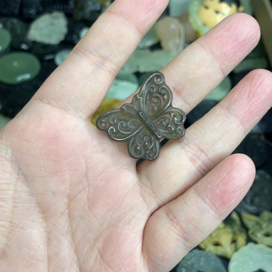 岫玉未镶嵌颈饰蝴蝶