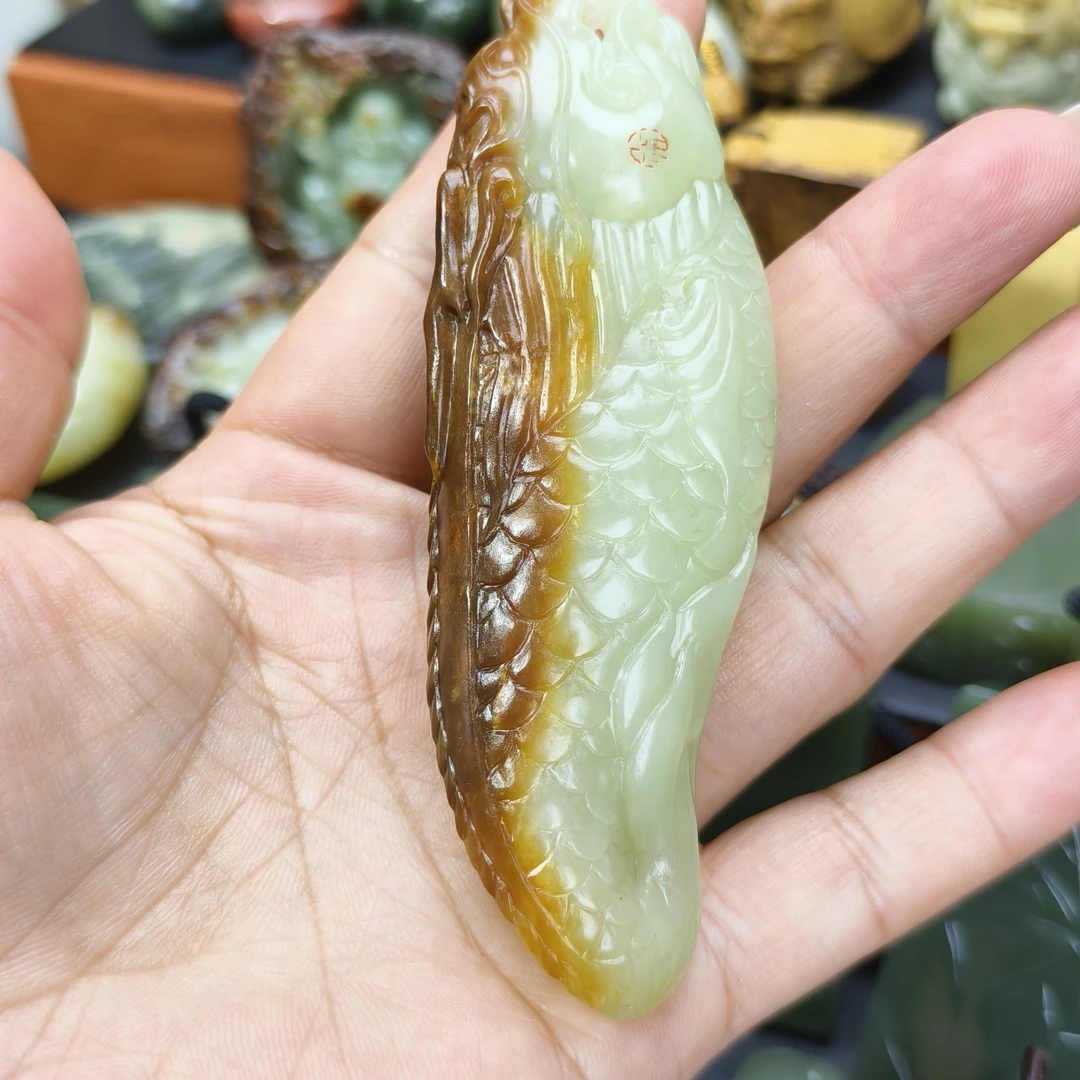 黄白河磨玉满背红皮龙鱼手把件