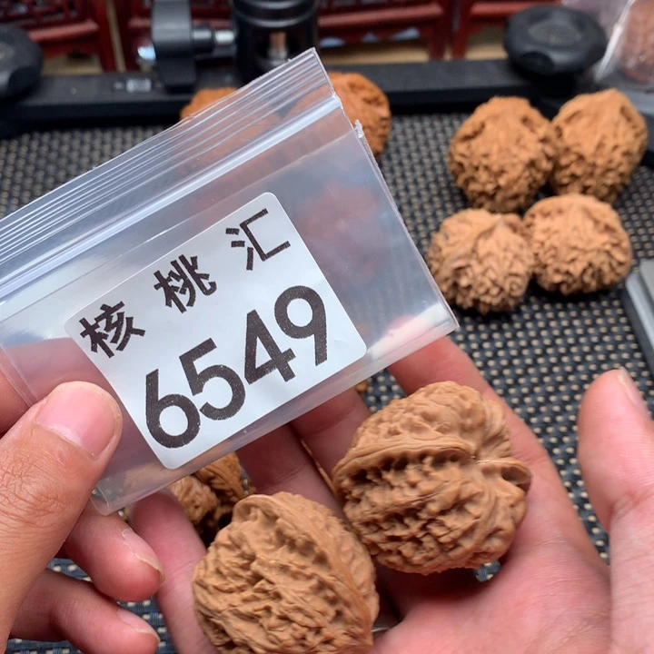 文玩核桃吊坠野牛