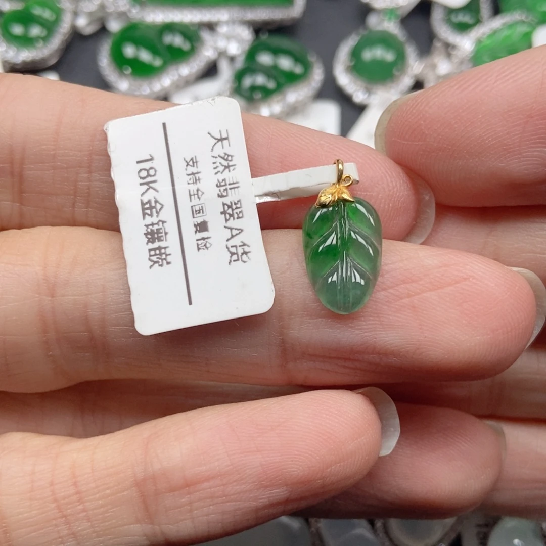 翡翠18K金镶嵌颈饰