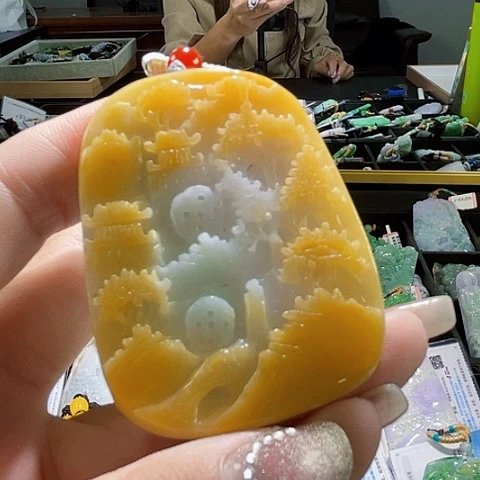 翡翠未镶嵌颈饰一个