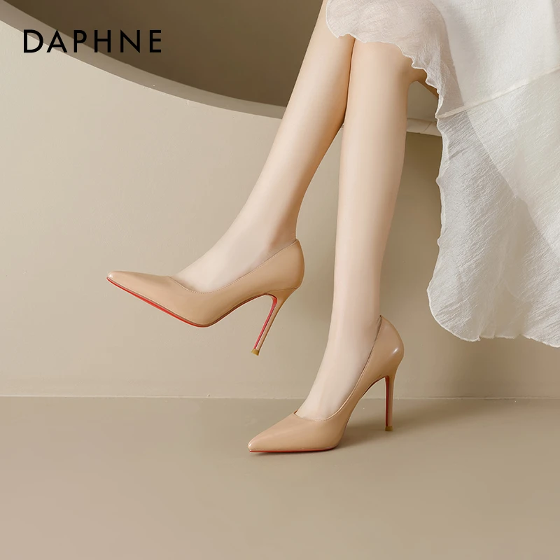 达芙妮红底裸色高跟鞋女2025新款尖头细跟黑色气质欧若风漆皮单鞋