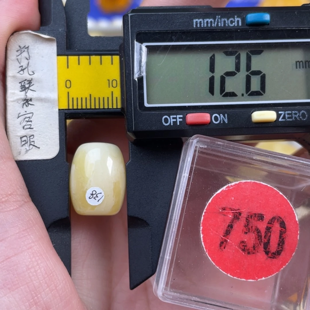 蜜蜡未镶嵌珠宝奇石