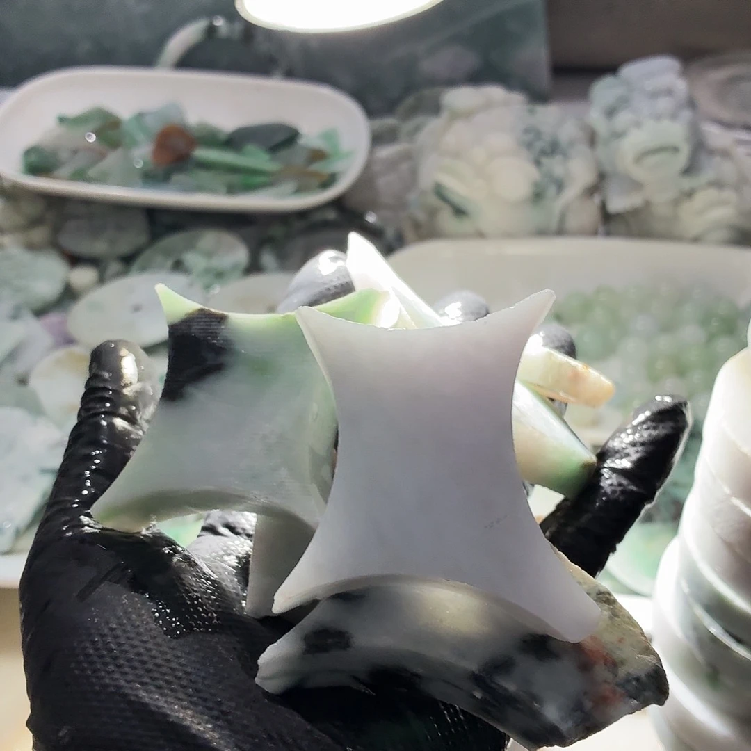 翡翠未镶嵌颈饰边角料