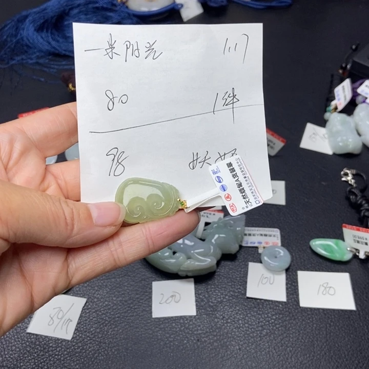 翡翠颈饰18K金镶嵌一***?