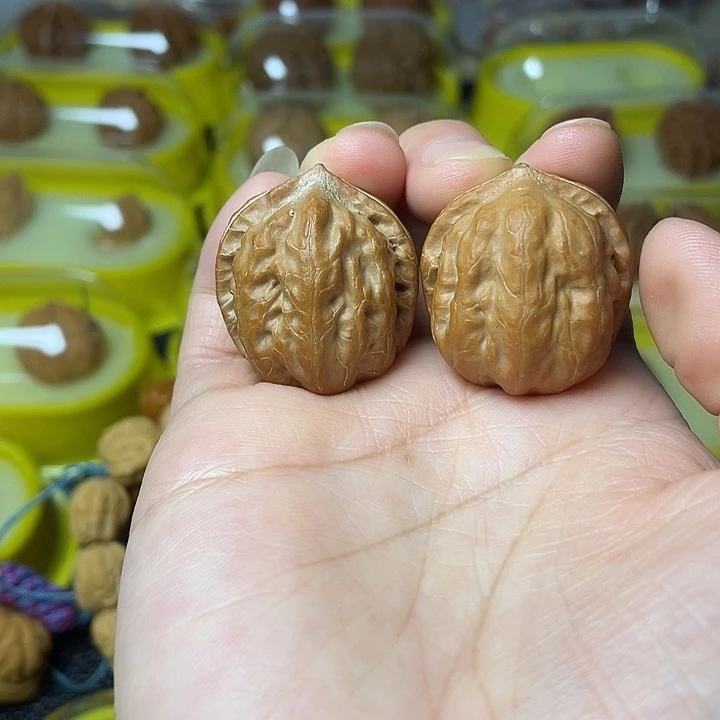 看***空文玩核桃吊坠粗筋八棱卧虎石