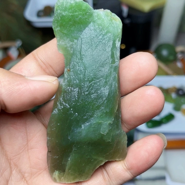 未镶嵌和田玉（碧玉）珠宝半成品毛料有裂