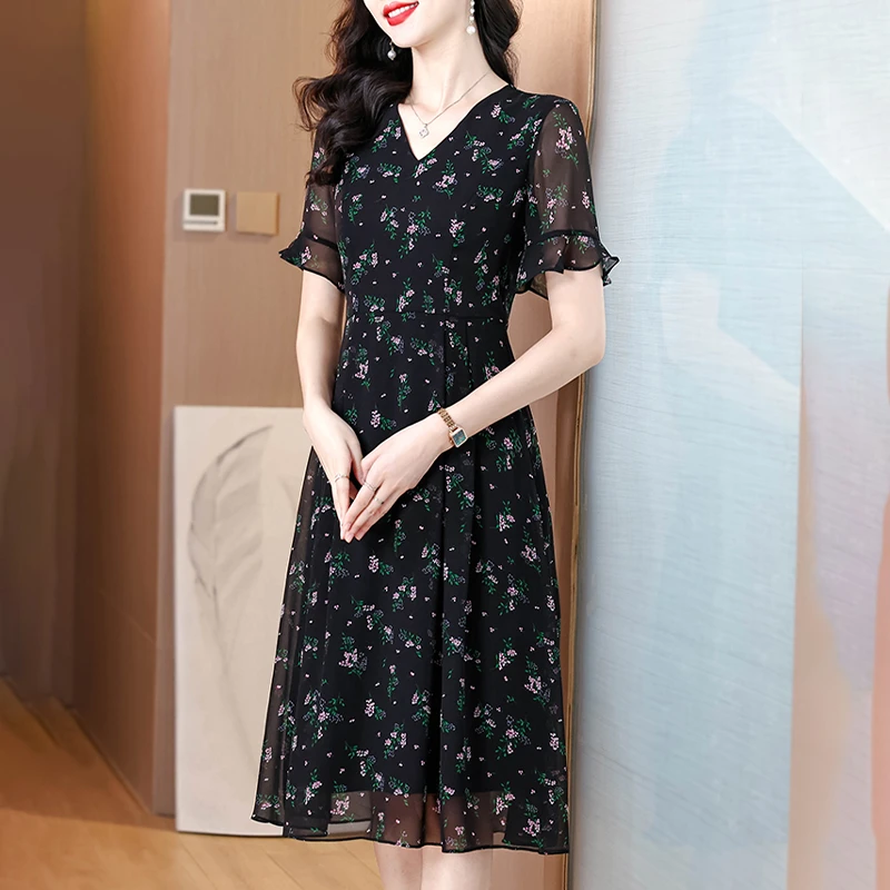 高端V领碎花雪纺连衣裙女2025夏装新款妈妈洋气减龄收腰中长裙子