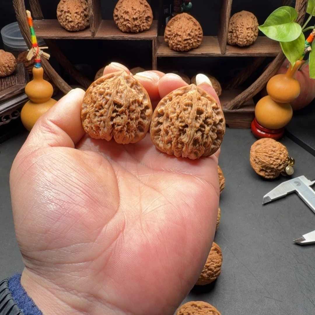 文玩核桃把件南疆石三角桩型尺寸40有修