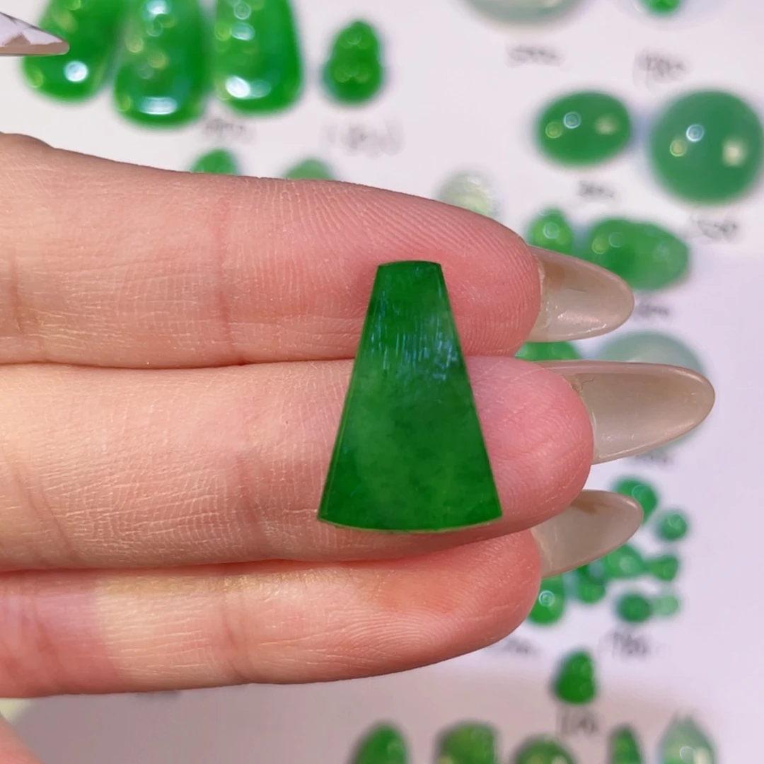 翡翠未镶嵌颈饰裸石