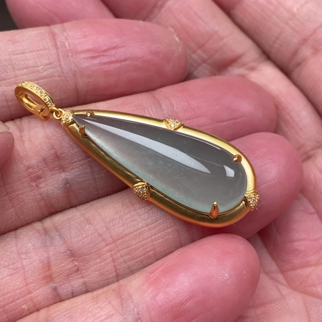 翡翠18K金镶嵌颈饰水滴