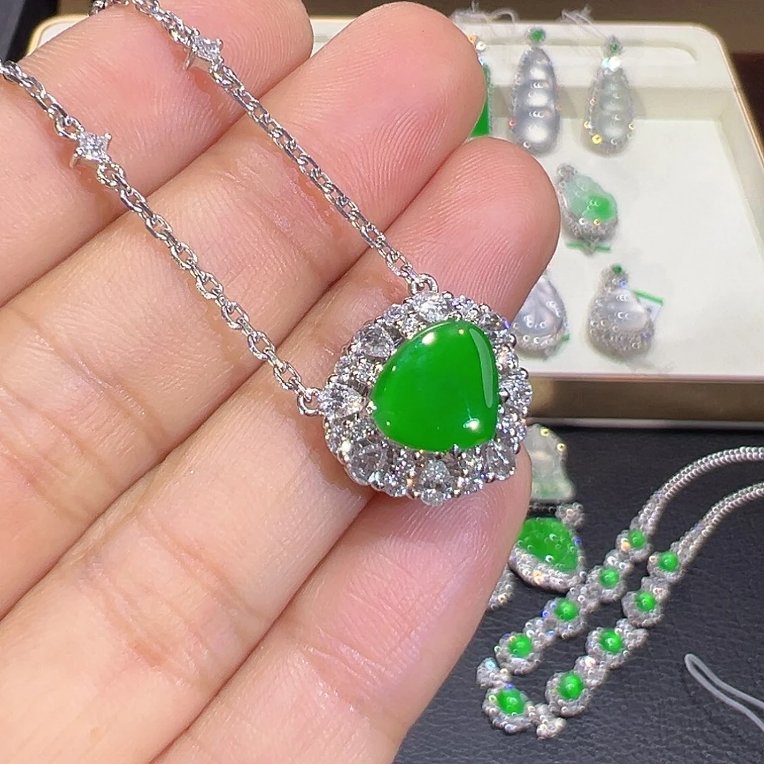 翡翠18K金镶嵌颈饰