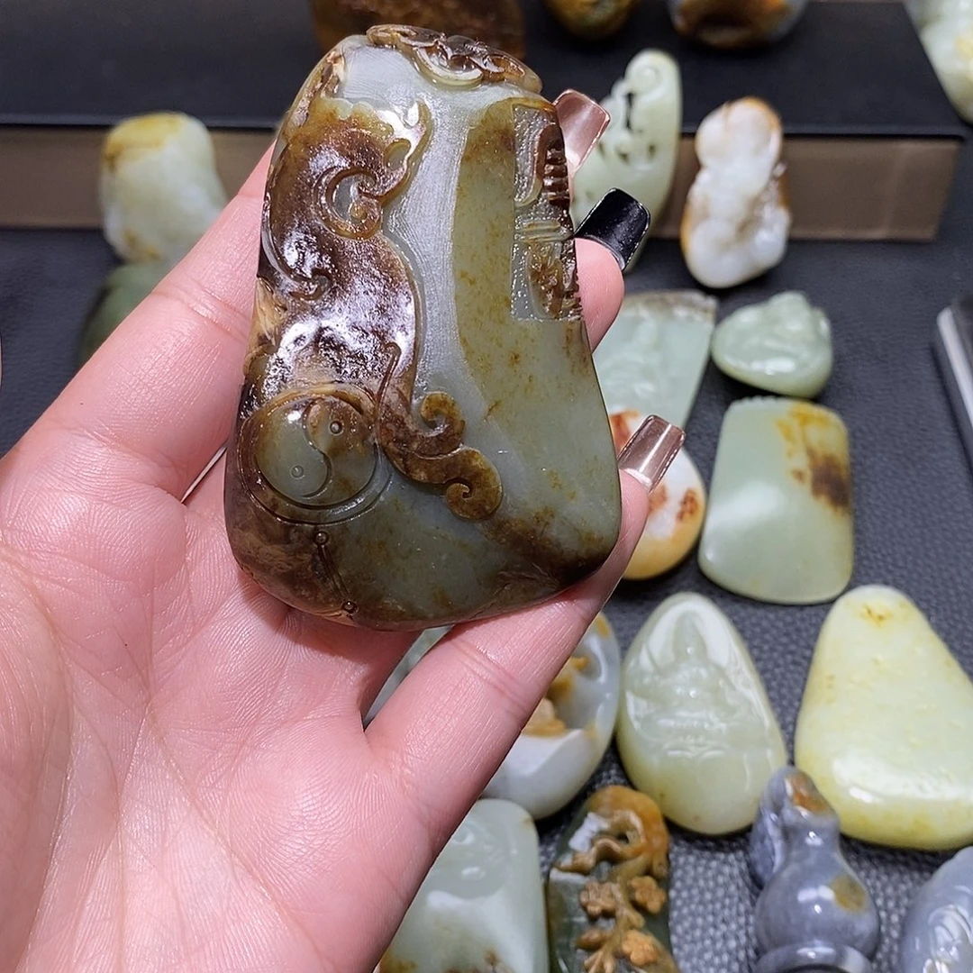 飞***子和田玉未镶嵌颈饰