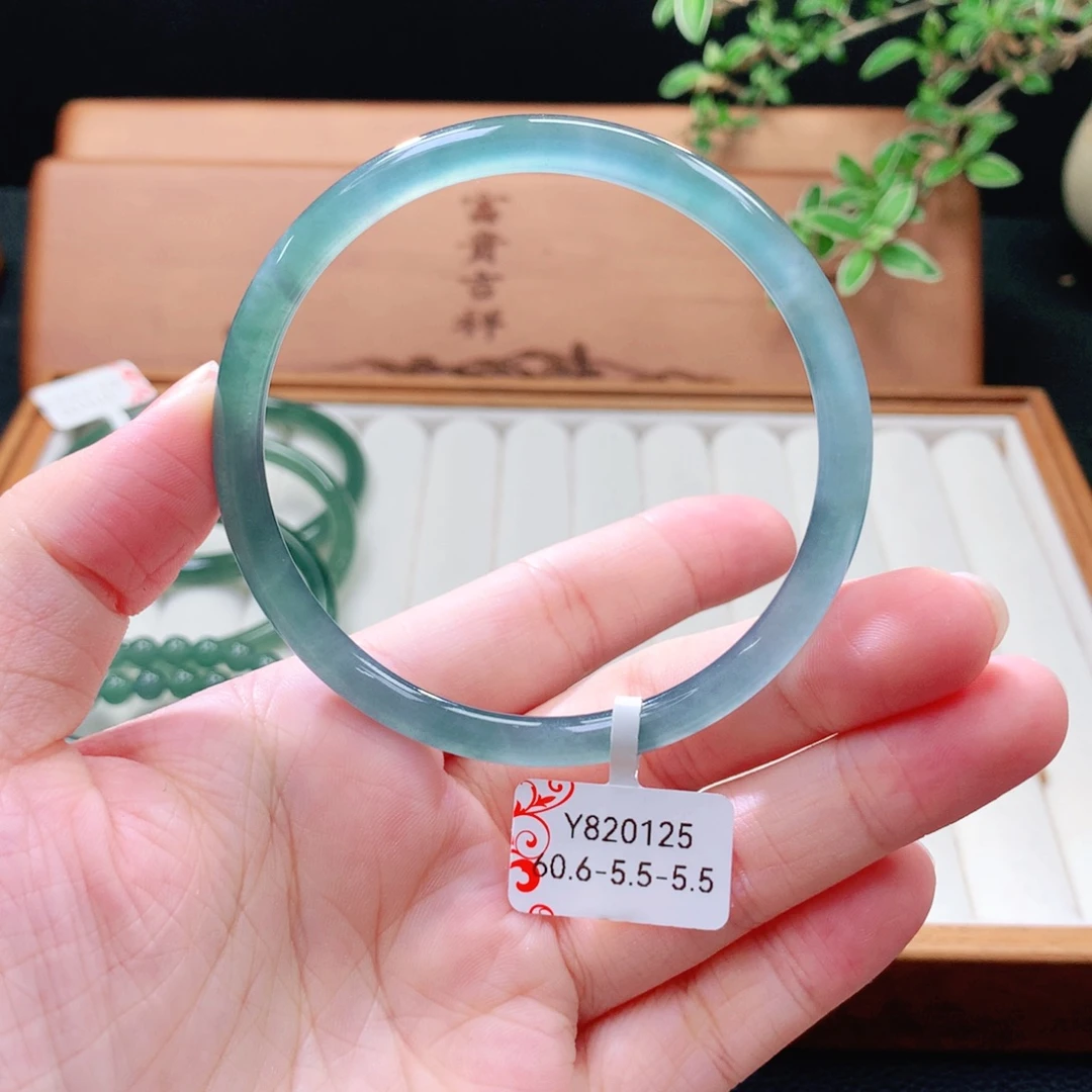 翡翠未镶嵌手镯（圆镯）