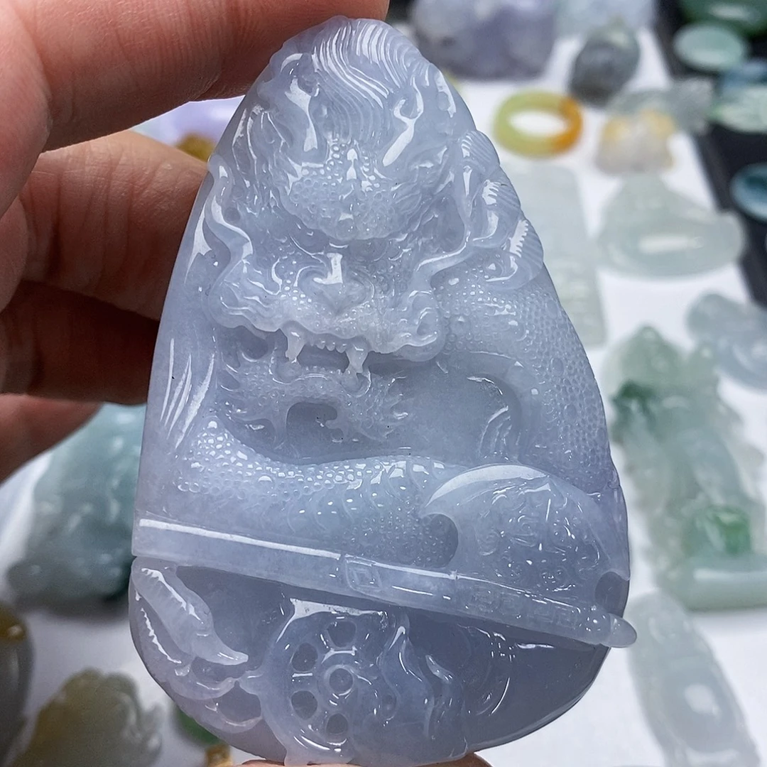 翡翠未镶嵌颈饰霸王龙