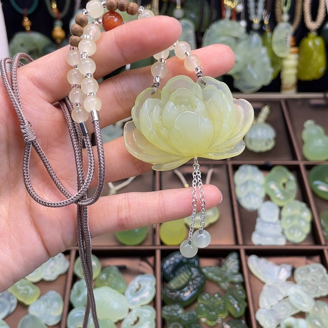 蛇纹石玉未镶嵌颈饰瑕疵款