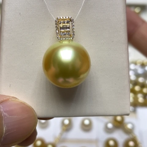 18K金镶嵌海水珍珠颈饰