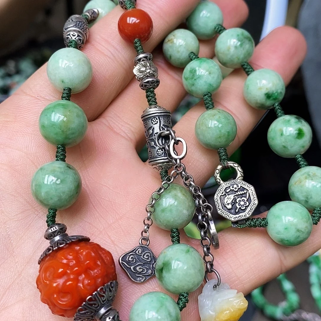 颈饰未镶嵌翡翠漂亮美眉也