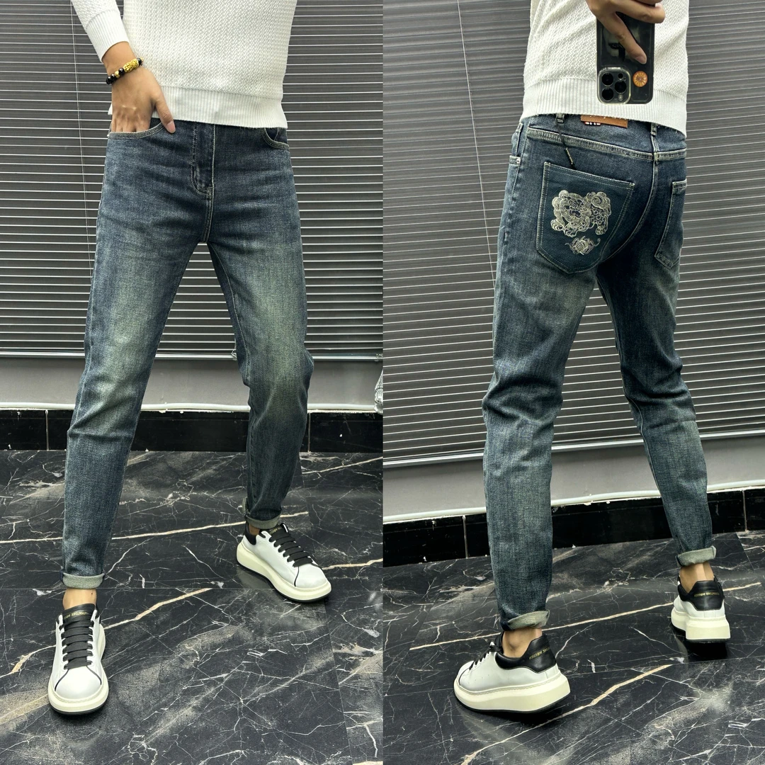 轻奢时尚弹力刺绣百搭男士牛仔裤休闲舒适显瘦小脚蓝色秋季微潮帅