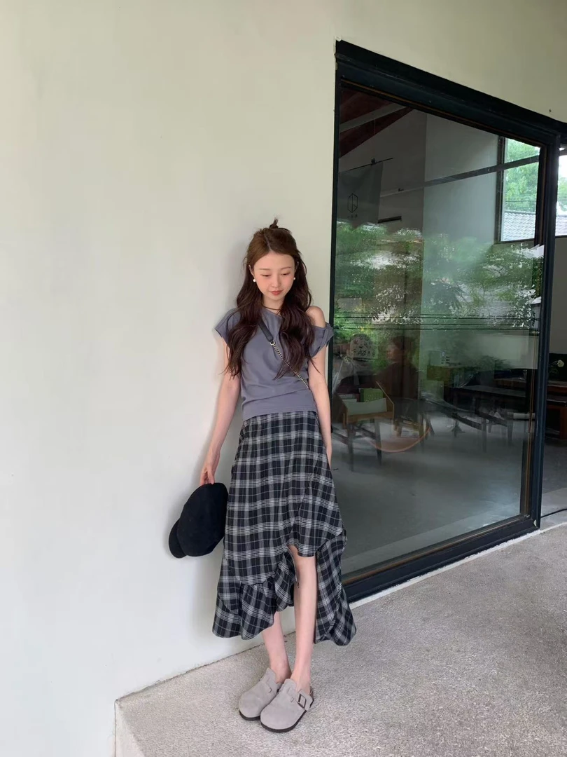 2025夏季新款斜肩剪裁气质露肩显瘦上衣百搭高腰格子不规则半身裙