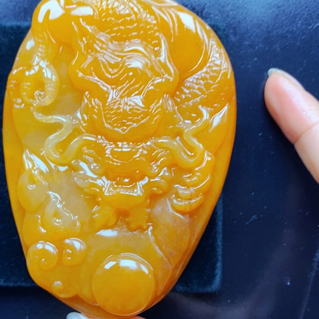 未镶嵌石英质玉（黄龙玉）颈饰