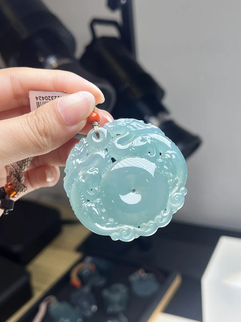 天然A货翡翠双龙扣