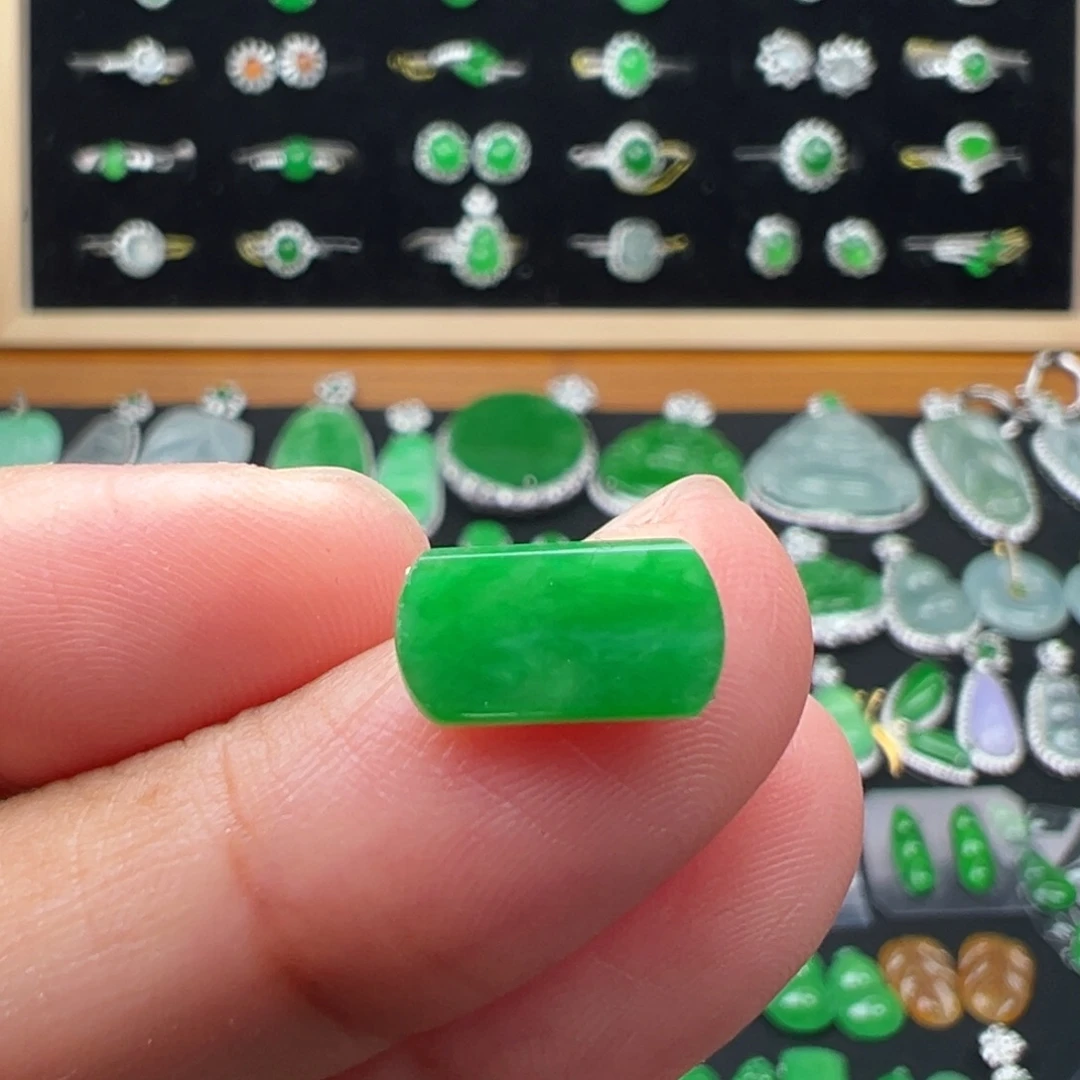 翡翠未镶嵌颈饰马鞍