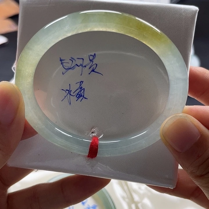 翡翠手镯未镶嵌翡翠