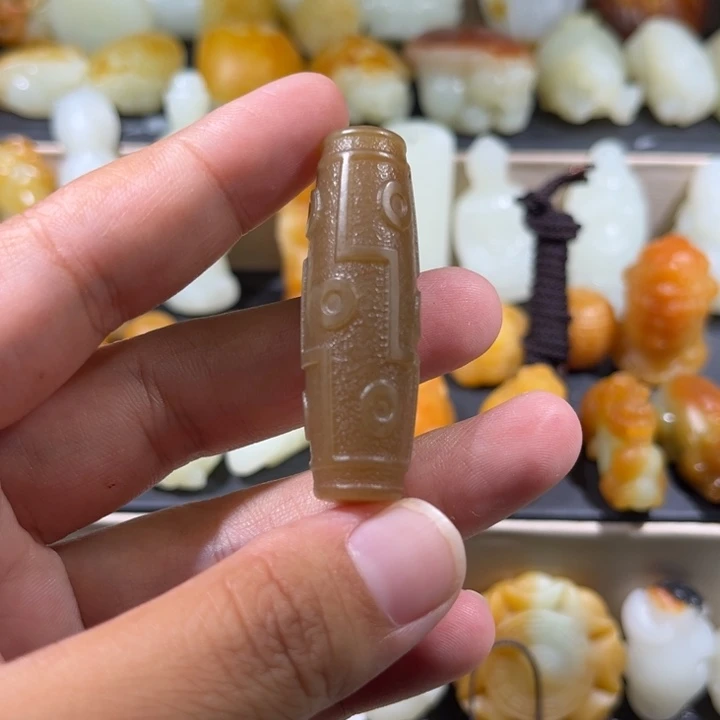 改***己和田玉未镶嵌颈饰