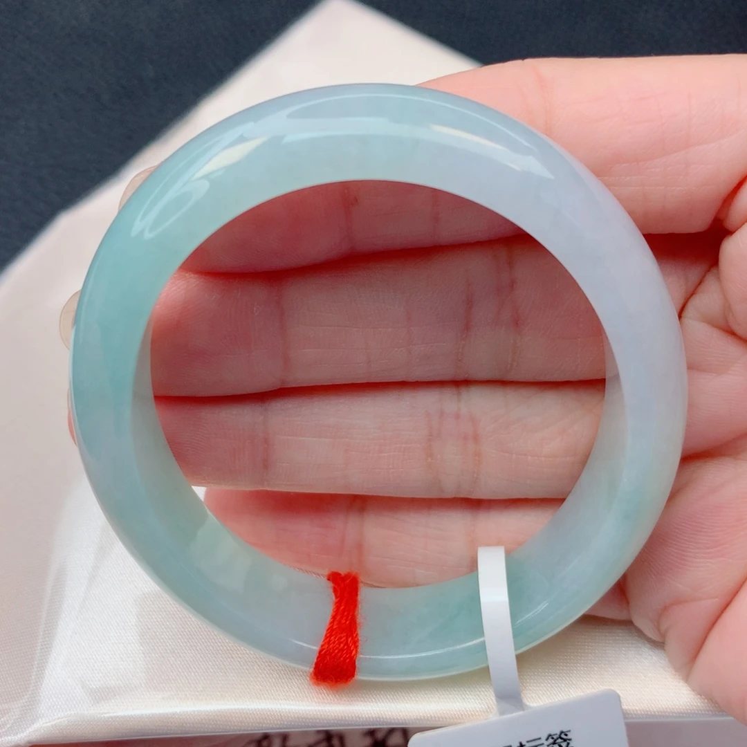 翡翠未镶嵌手镯55.5贵妃 绿底半山水意境