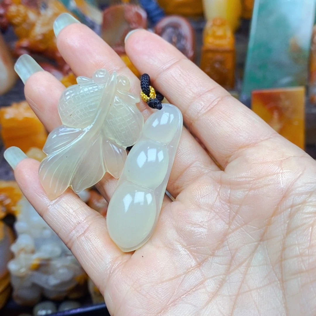 石英质玉（黄龙玉）未镶嵌颈饰