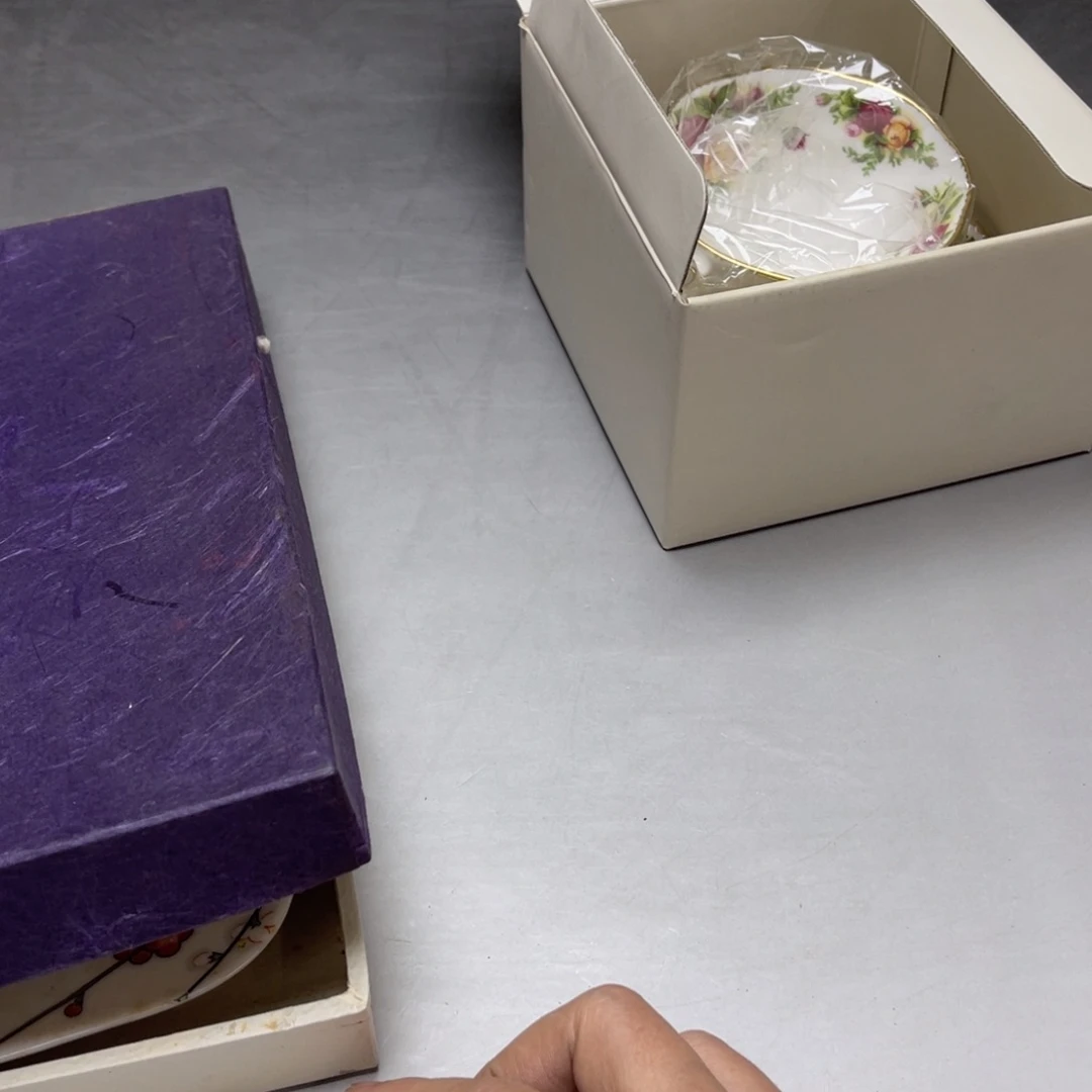 瓷片小**?密密麻麻地排列着一个