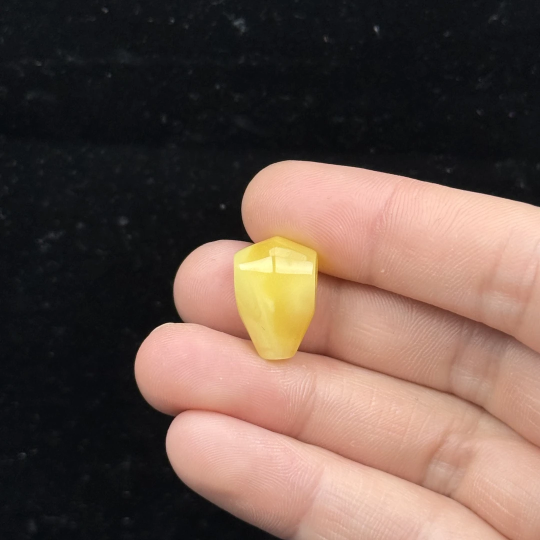 Y9399天然原矿蜜蜡 鸡油黄三通 12*17mm 1.2g支持复检假一罚四