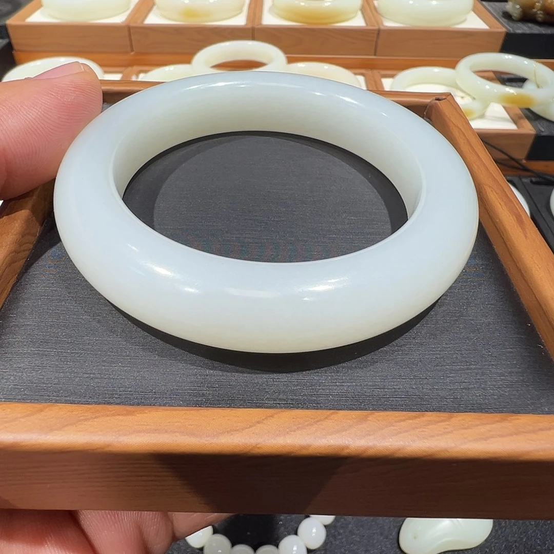 和田玉未镶嵌手镯