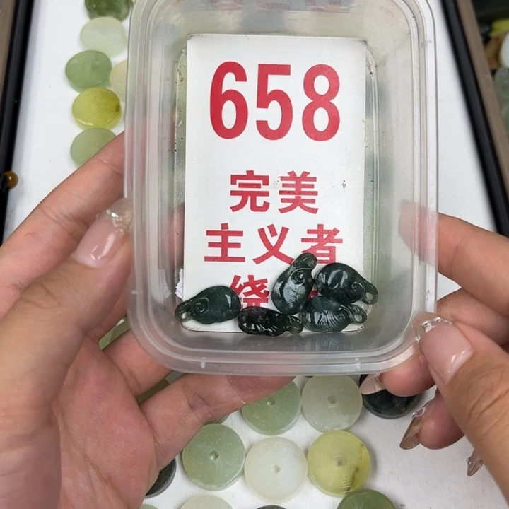 蛇纹石玉足银镀金镶嵌颈饰