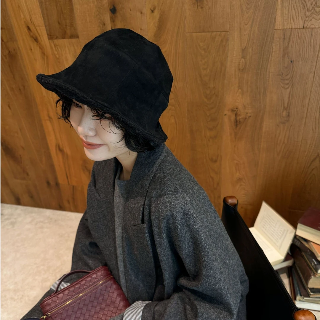 BUUYIE【邃檐】羊头层皮革绵羊毛保暖质感简约百搭帽子251120