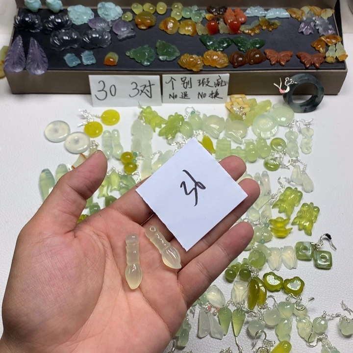 栗***宝合金蛇纹石玉耳钉