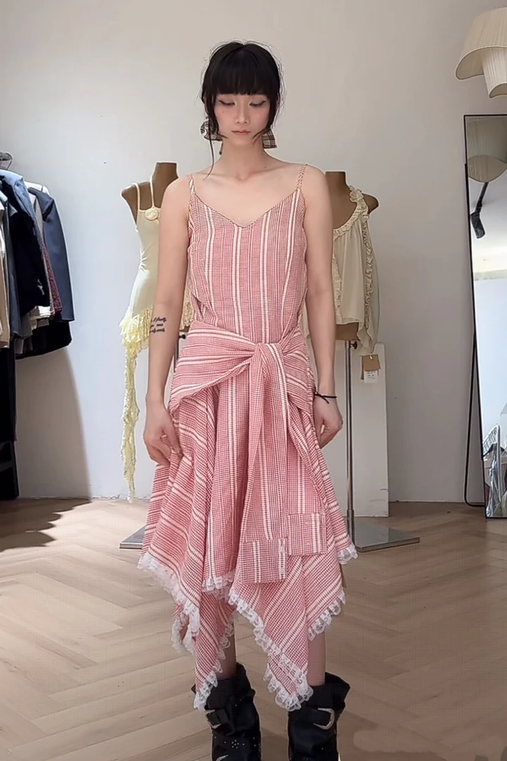 901113（mosu.新款）设计感洋气条纹系带收腰蕾丝花边吊带连衣裙