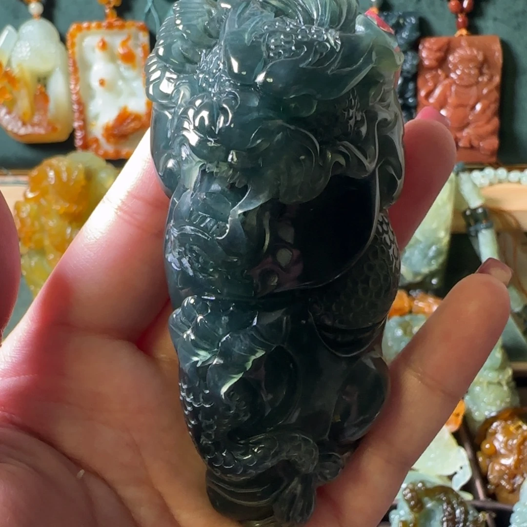 岫玉未镶嵌颈饰龙