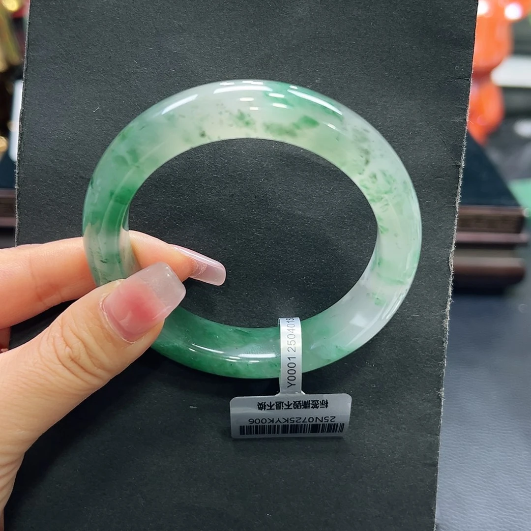 大***子石英质玉（非洲翠）未镶嵌手镯