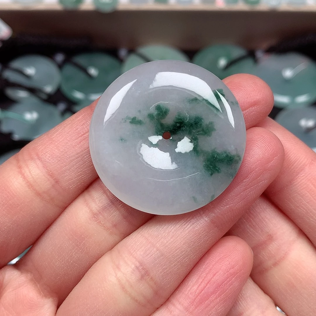 翡翠颈饰未镶嵌平安扣