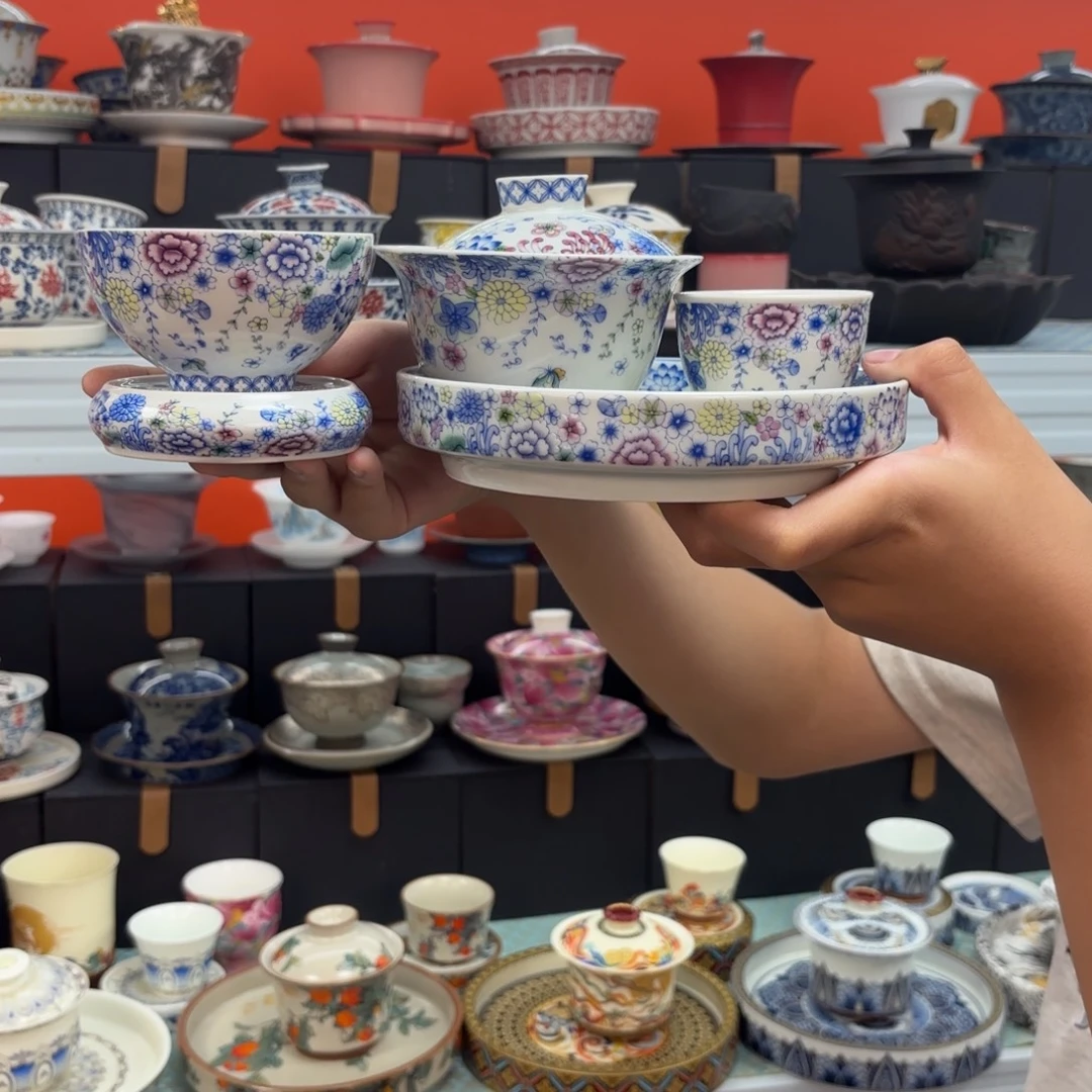 悬停车辆在高速公路两侧进行