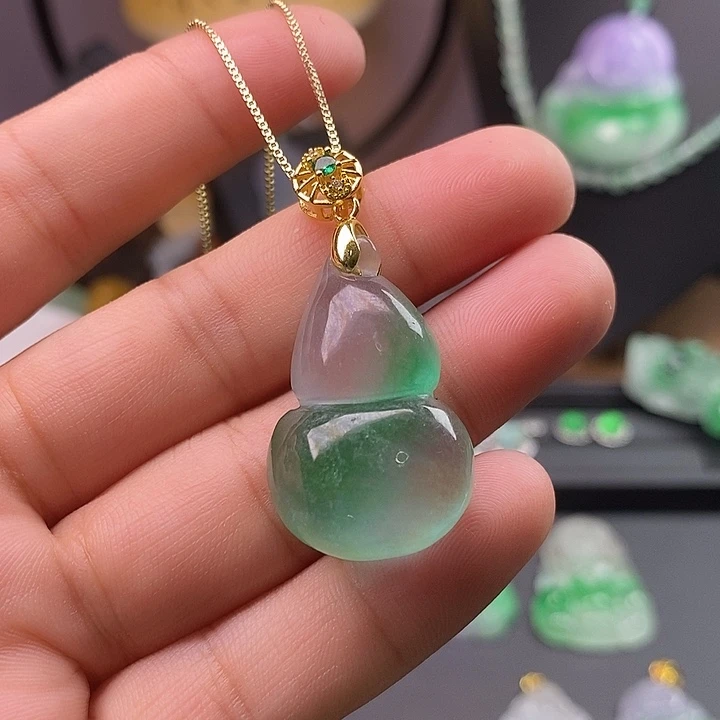 翡翠未镶嵌吊坠(赠链)