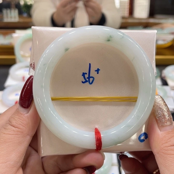 翡翠手镯未镶嵌翡翠