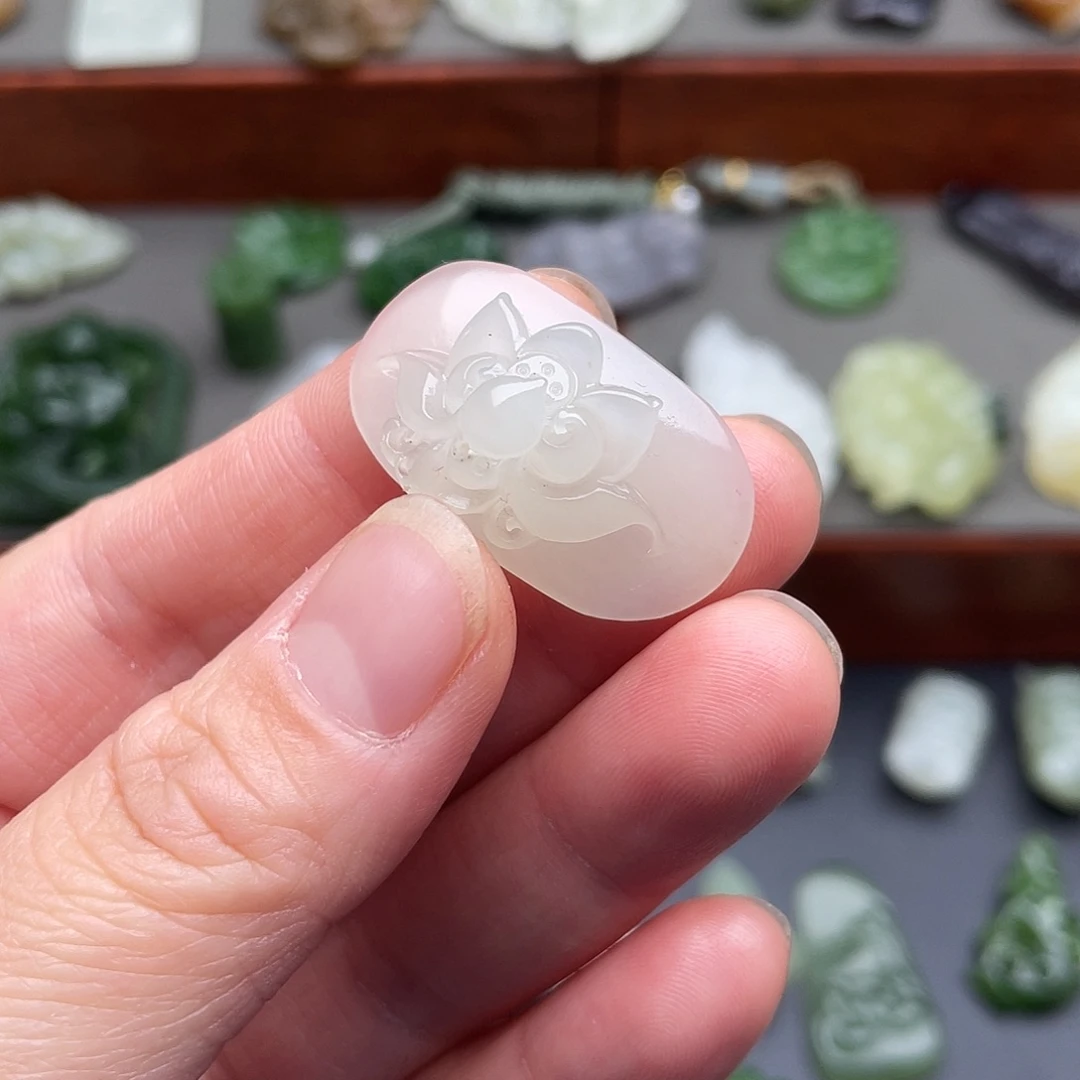 和田玉未镶嵌颈饰莲花手牌